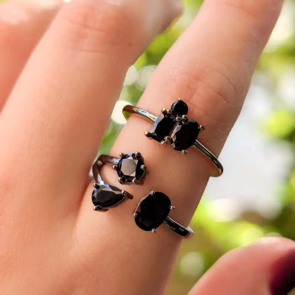 Onyx 3 Stone Cluster Ring - Image 5