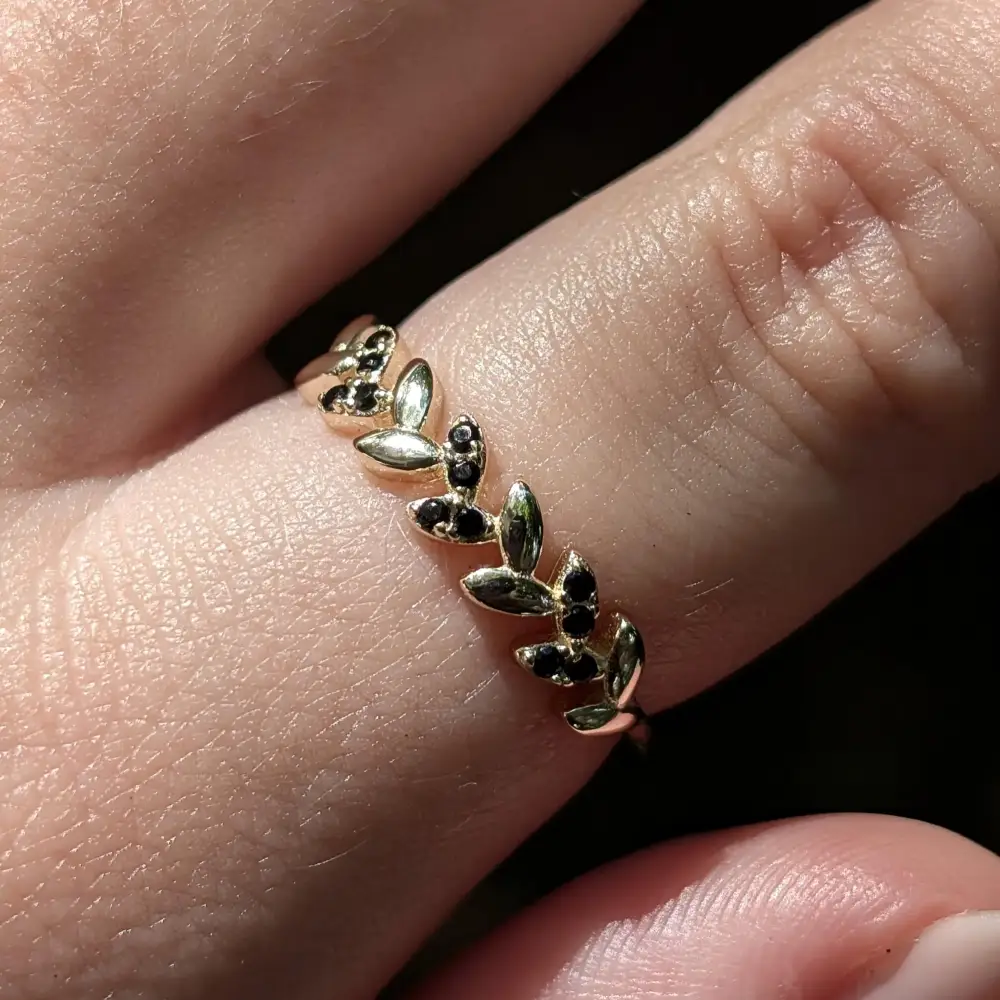 Onyx Laurel Leaf Half Eternity Band - Image 4